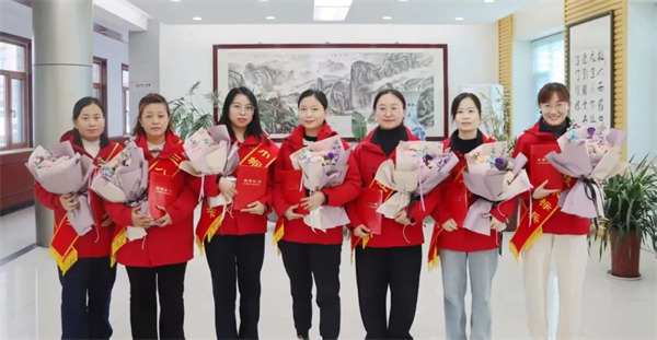 巾帼展风采---鉴黑担保网创园召开三八妇女节表彰大会！