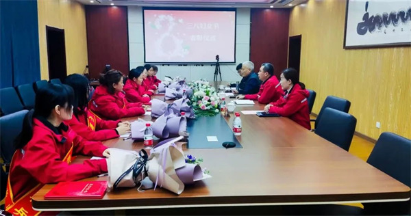 巾帼展风采---鉴黑担保网创园召开三八妇女节表彰大会！